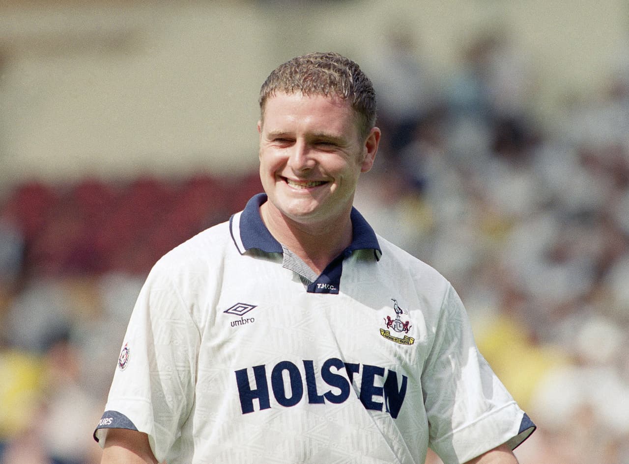 A nivel de club, ‘Gazza’ se hizo de nombre como un talento dinámico y creativo. Pero fue hasta que representó a Inglaterra, cuando se robó el corazón de una nación entera.