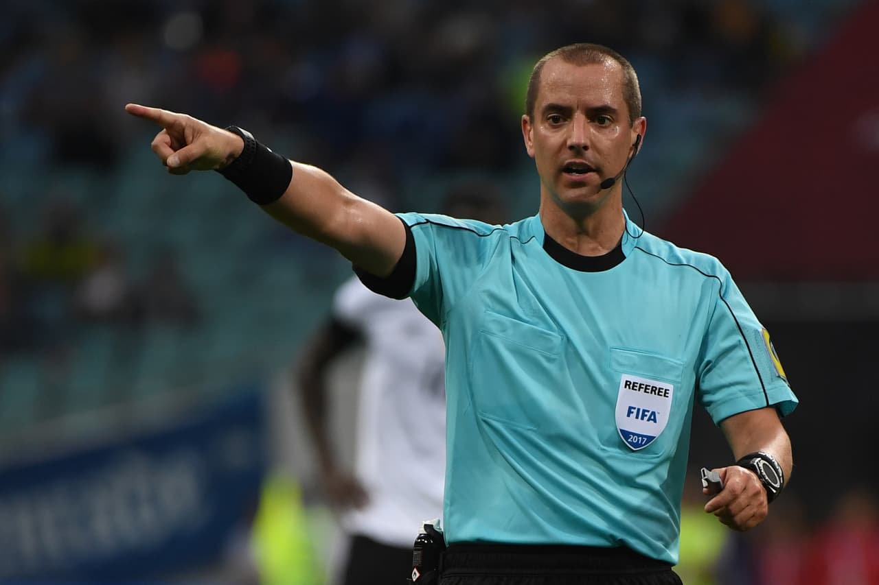 El árbitro estadounidense Mark Geiger, polémico por sus malas decisiones en la Copa Oro, fue quien decidió hacer uso del video para hacer la evaluación.