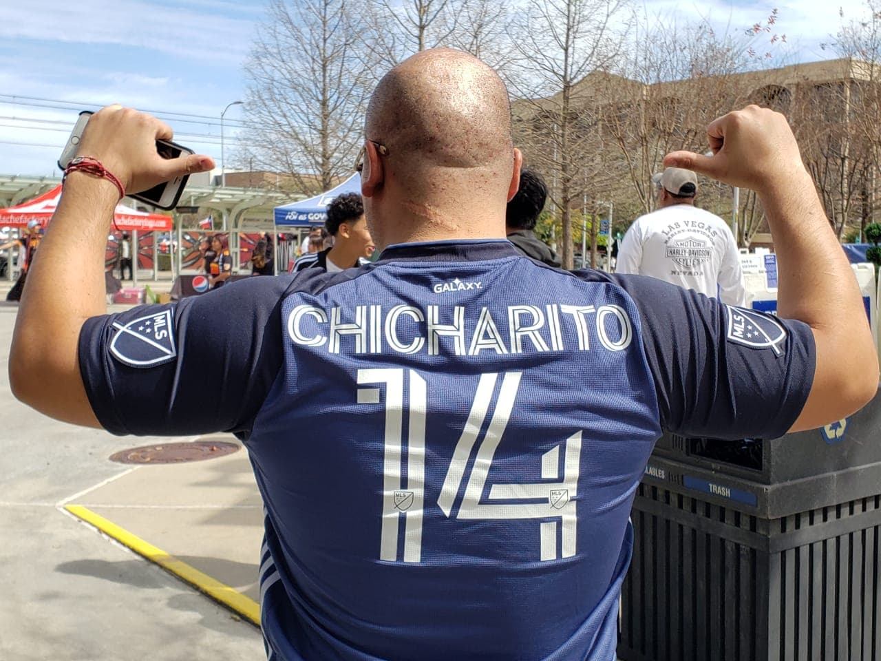 Los aficionados del Galaxy invaden Houston para ver el debut del fichaje estrella, Javier Hernández.