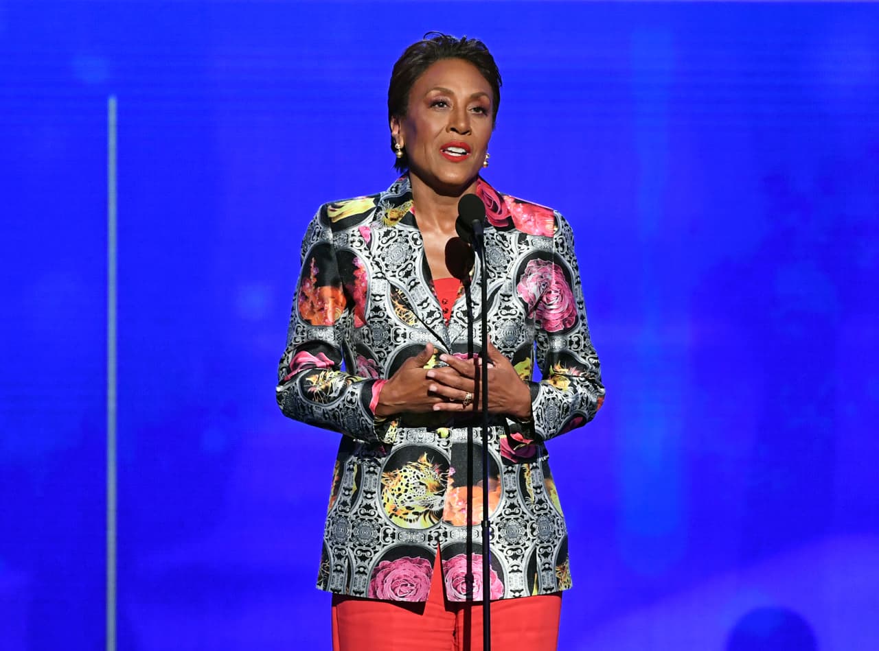 La periodista Robin Roberts recibió la chaqueta que la acredita como la ganadora del Premio Sager Strong.