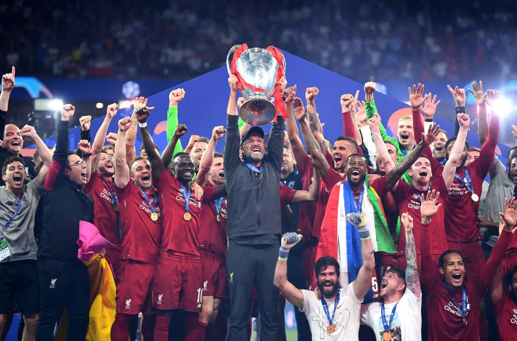El técnico Jürgen Klopp levanta el codiciado título, la UEFA Champions League.