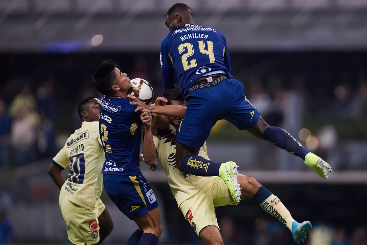 Achilier salta por todo lo alto para evitar el remate de la delantera del América.