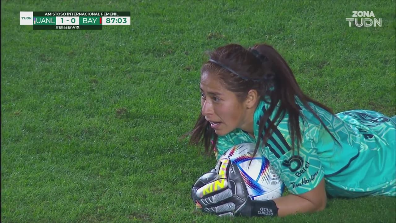 ¡A las manos de Ceci! Karolina remata a portería y le cae a la arquera