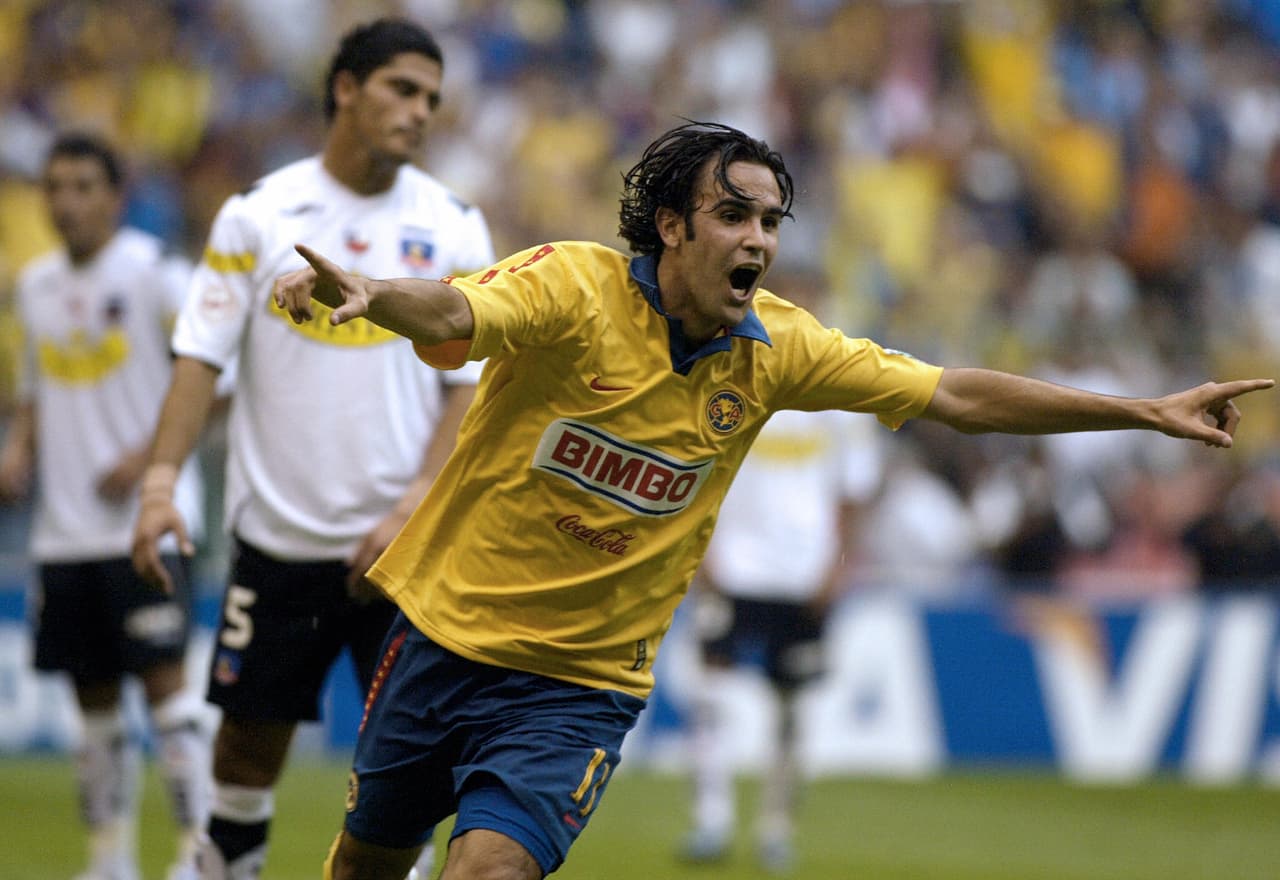 Del 2003 al 2004, el delantero Santiago Fernández dejó el América para jugar en el Barcelona B y pelear un puesto en el primer equipo. SIn embargo, solo jugó 10 partidos a pesar de firmar por cuatro temporadas. Al final de la primera se regresó.