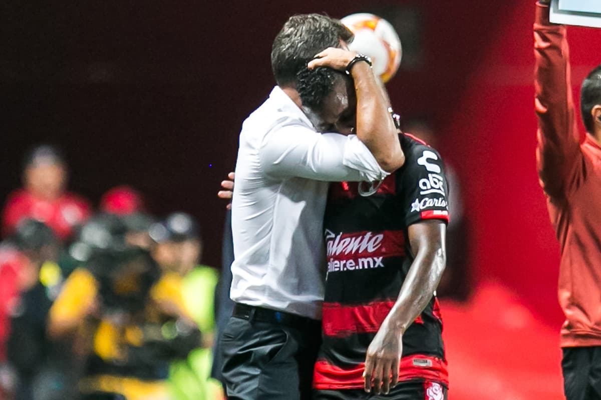 El técnico argentino Diego Cocca abraza a Miller Bolaños luego de sustituirlo al minuto 90.