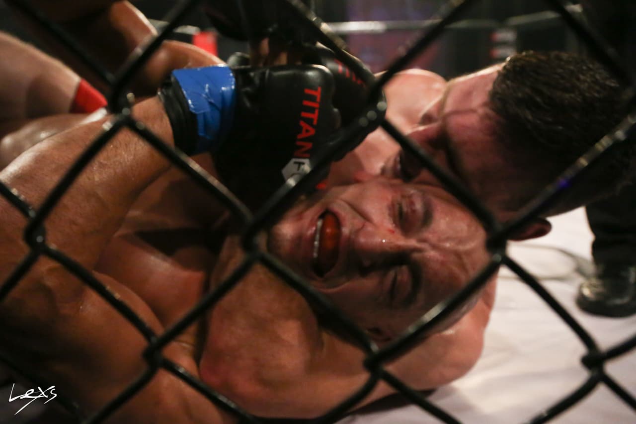 El estadounidense de Los Angeles, Kurt Holobaugh, a pesar de sus 29 años, demostró que tiene mucho por mostrar al lograr un triunfo sobre Yosdenis Cedeno por estrangulación de la guillotina.