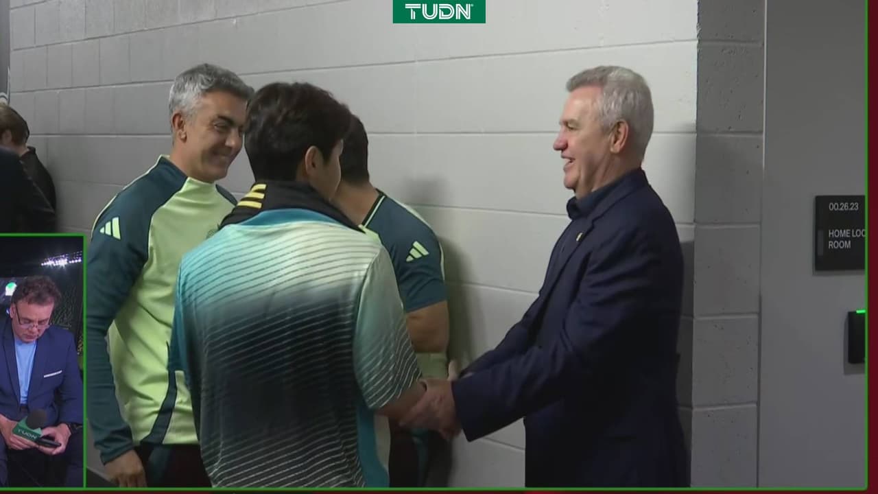 Javier Aguirre recibió regalo especial de Kang-In Lee en el vestidor