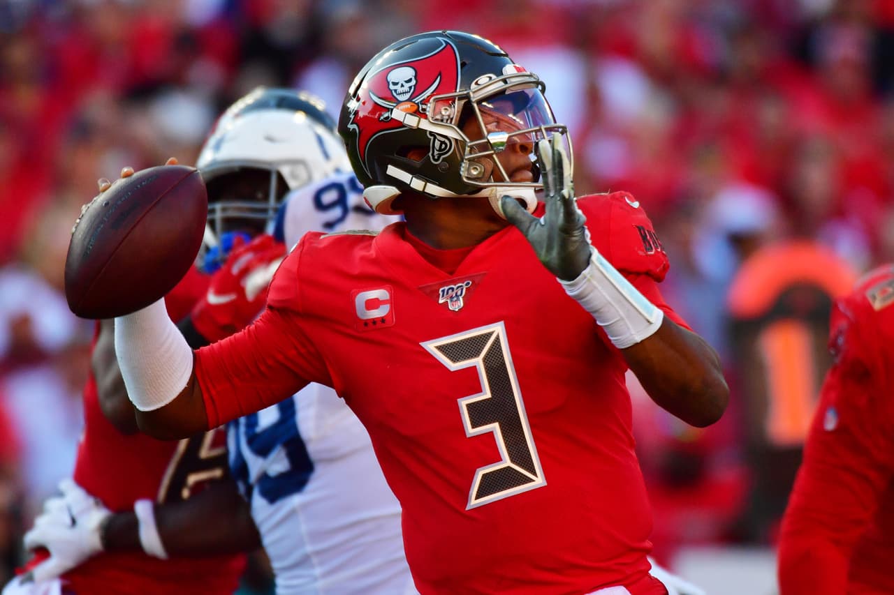 <b>7.- Menos errores</b>
<br>Algo que complicó mucho la temporada 2019 de Tampa Bay, fue la gran cantidad de intercepciones de su QB, Jameis Winston. El jugador de sexto año en la NFL lanzó 30 intercepciones y, en total, durante su carrera ha lanzado 88 intercepciones, pero en las cinco como QB titular, lanzó más de 10 cada campaña. Si algo caracteriza al seis veces ganador del Super Bowl con los Patriots, es cometer pocas entregas de balón. Desde la campaña del 2010 a la fecha, en siete de ellas, Brady lanzó menos de 10 intercepciones.