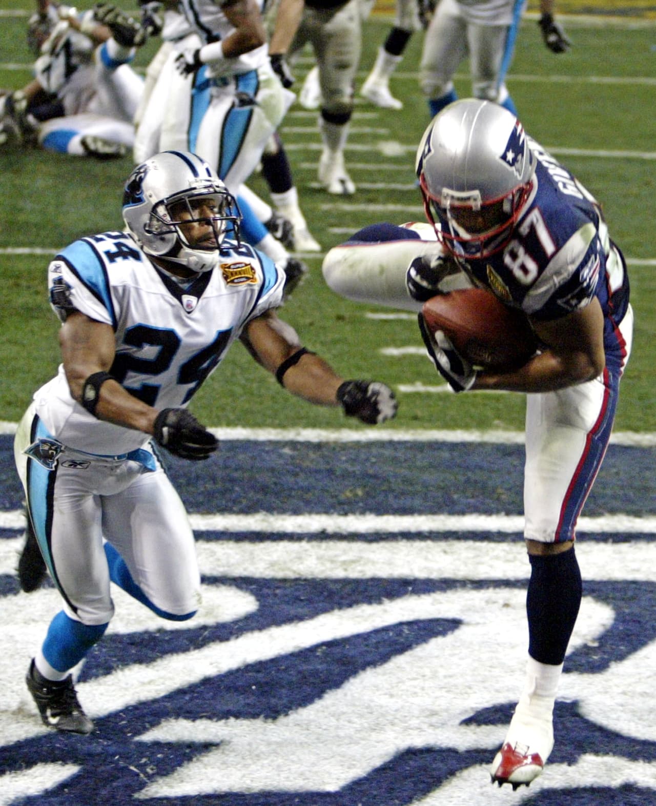 SUPER BOWL XXXVIII. La única experiencia de Carolina Panthers fue derrota 32 - 29 con New England Patriots.