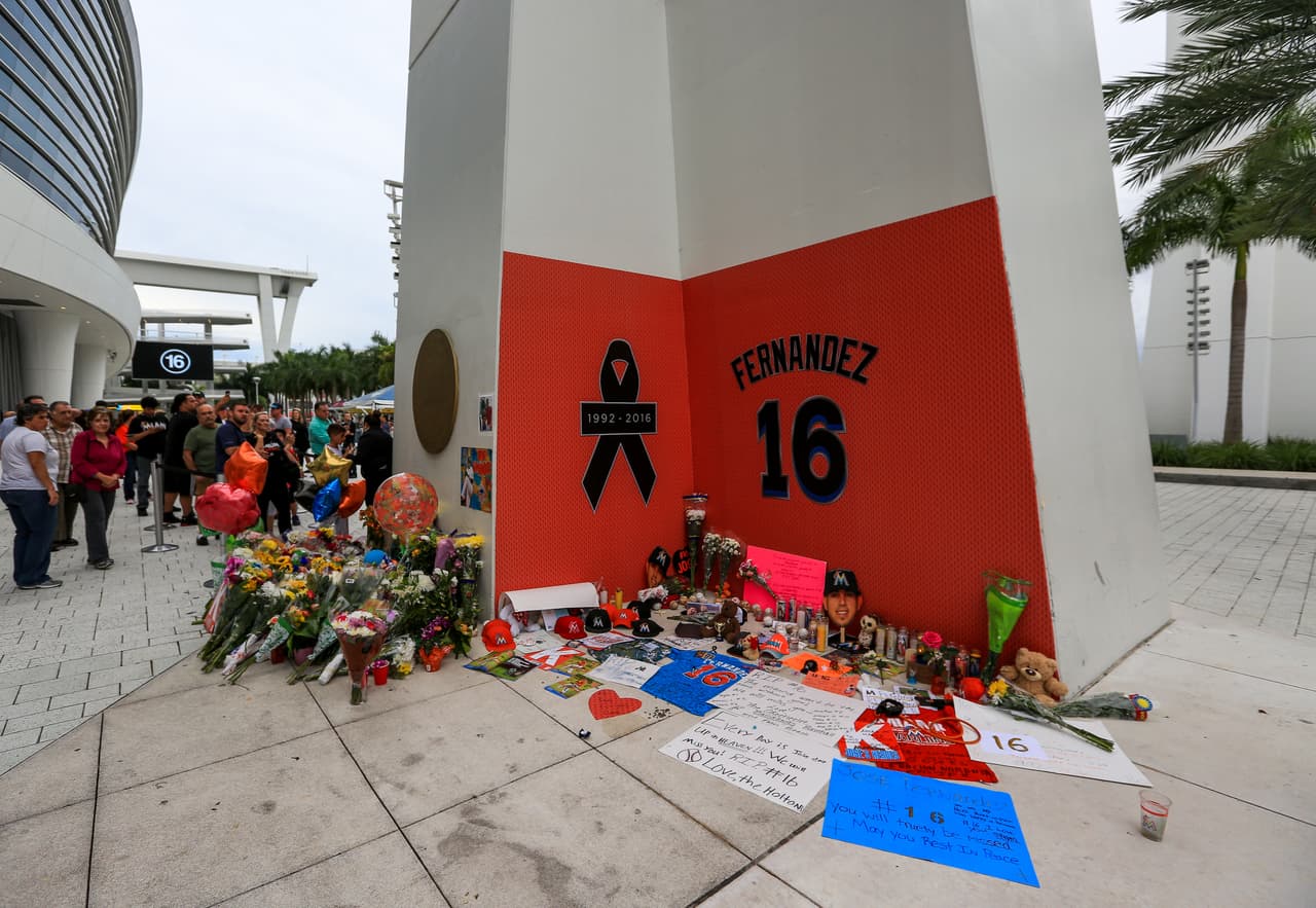 Desde muy tremprano, la afición recordó al pticher con distintos tipos de homenaje.