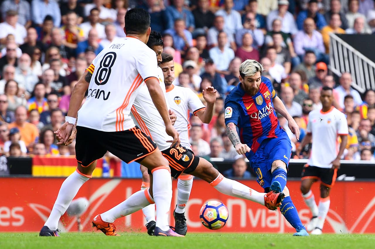 El primer gol llegó por obra de Lionel Messi, que tras recibir un pase del recién entrado Rakitic cediera disparó y Luis Suárez, en claro fuera de juego posicional, saltó para que el balón pasara por debajo suyo y venciera a Alves.