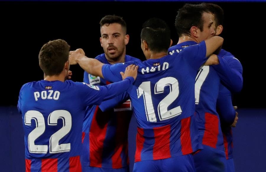 Real Madrid se impone ante el Eibar 3-1 en la Jornada 14 de LaLiga. Karim Benzemá abrió el marcador al minuto 6, cuando seguido cayó el gol de su compañero Luka Modric. Kike García, al minuto 28, anotaba el único tanto para los 'Armeros' y es hasta el minuto 92 cuando Lucas Vázquez pone la cereza en el pastel para el triunfo del equipo merengue.