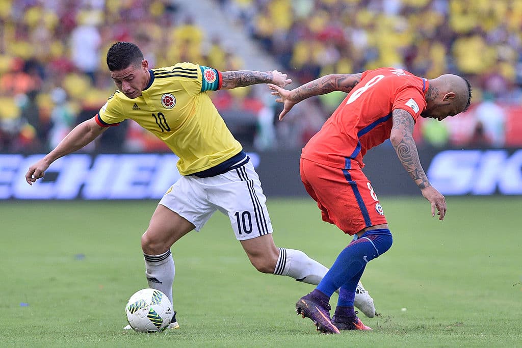 James Rodríguez (izquierda) y Arturo Vidal.