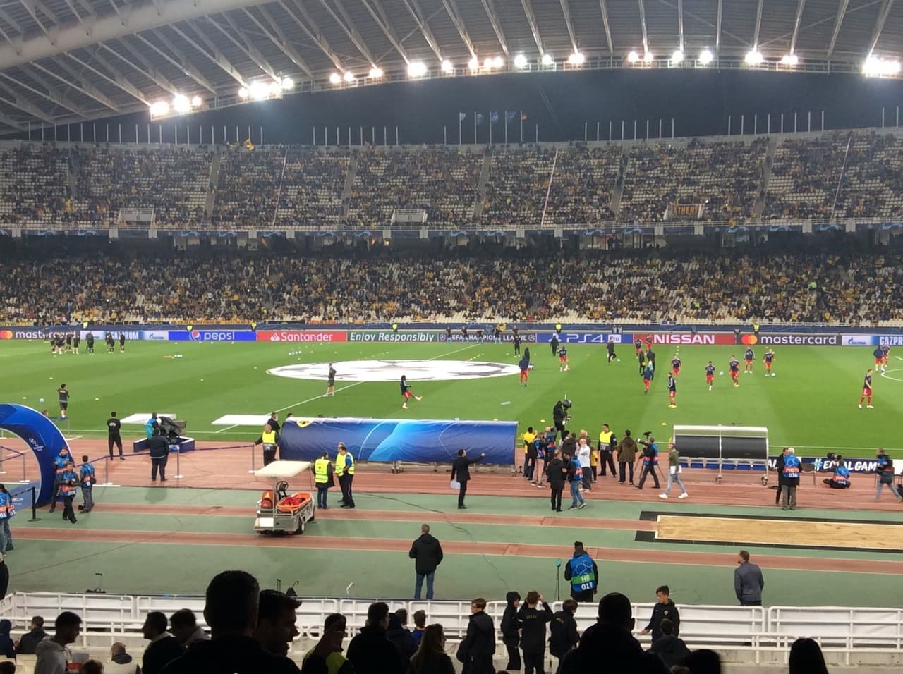 Con los jugadores en el césped entrando en calor las tribunas ya estaban repletas en el Olímpico de Atenas.