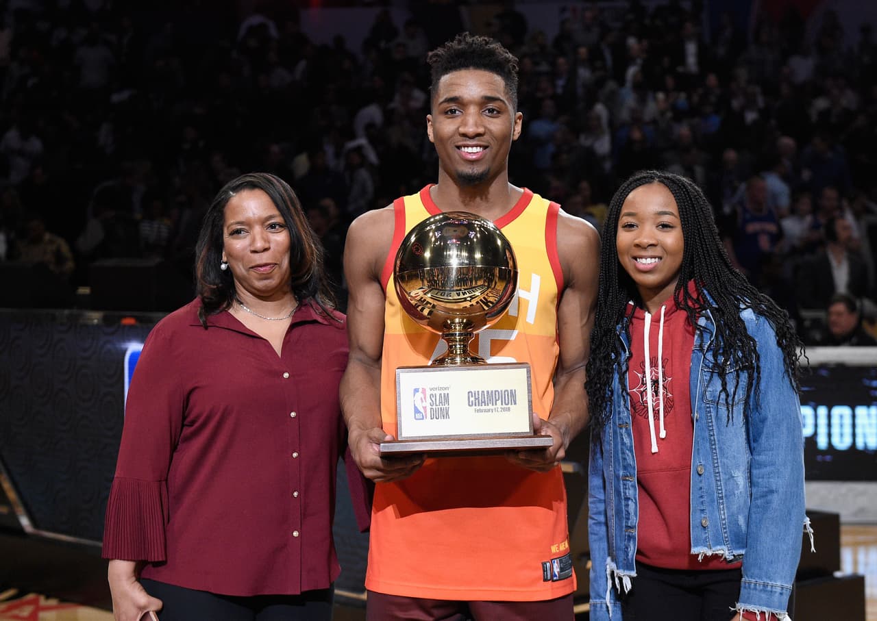 Donovan Mitchell, jugador del Utah Jazz, se convirtió en campeón del concurso de clavadas al vencer a Nance Jr. por 98-96.