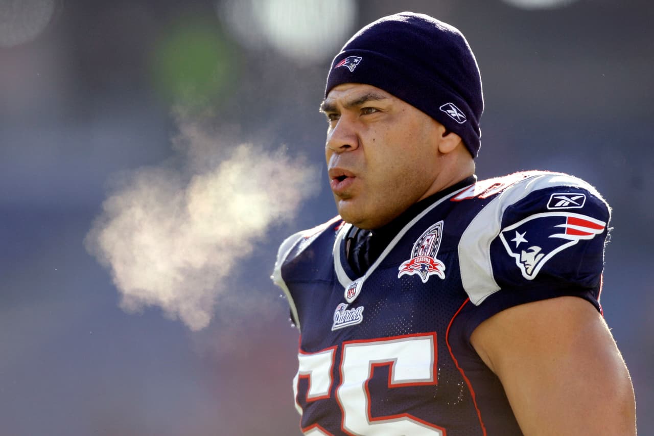Junior Seau, fue jugador de los New England Patriots. A lo largo de su carrera sufrió innumerables golpes en la cabeza, lo que derivó en una encefalopatía traumática crónica. Fue hallado muerto en su casa en California, y la autopsia develó que fue suicidio.