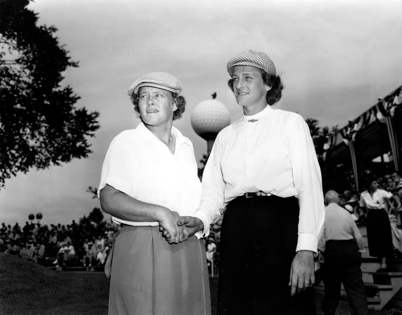 Junto a su compatriota y rival Babe Zaharias fue parte del grupo fundador del LPGA en 1950.
