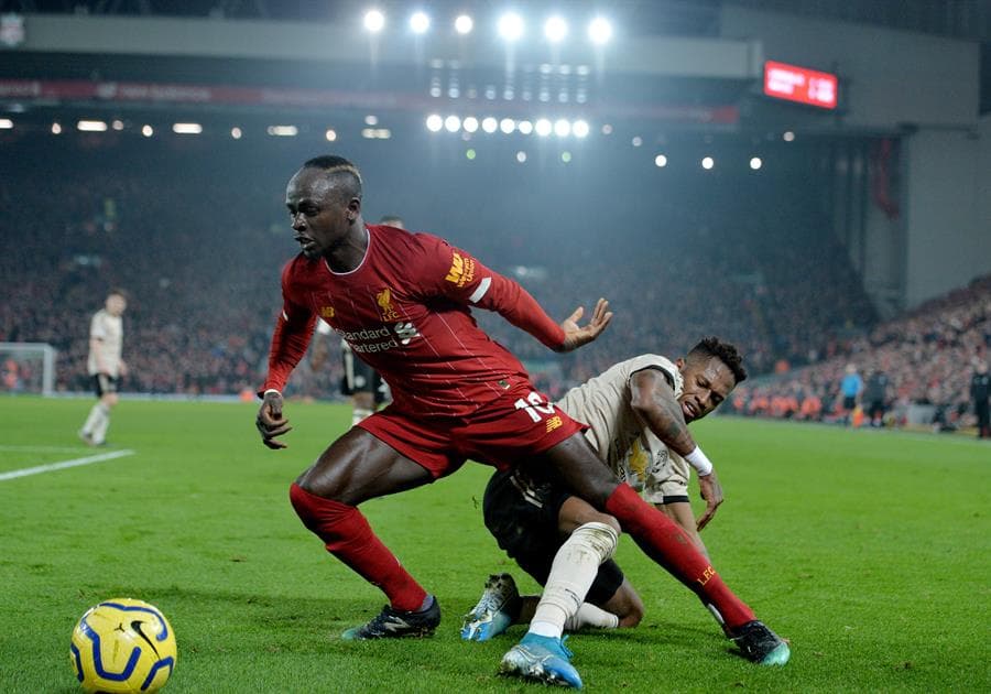 Liverpool se lleva el derbi de Inglaterra con goles de Virgil Van Dijk (14') y Mohamed Salah (93') ante el Manchester United. Liverpool sigue invicto y ya suma 39 partidos sin una derrota.