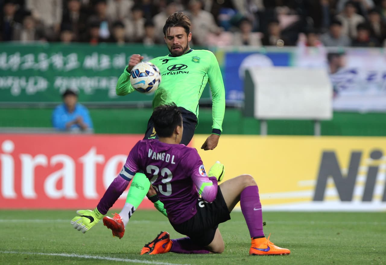 Su 1,85 de estatura lo hacen un atacante potente y difícil de frenar para los rivales. Es un recambio importante en el ataque coreano.