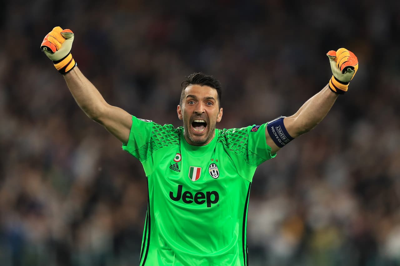 El arquero italiano Gianluigi Buffon es el jugador más veterano en ambas nóminas de los finalistas de la Champions League: es profesional desde 1995.