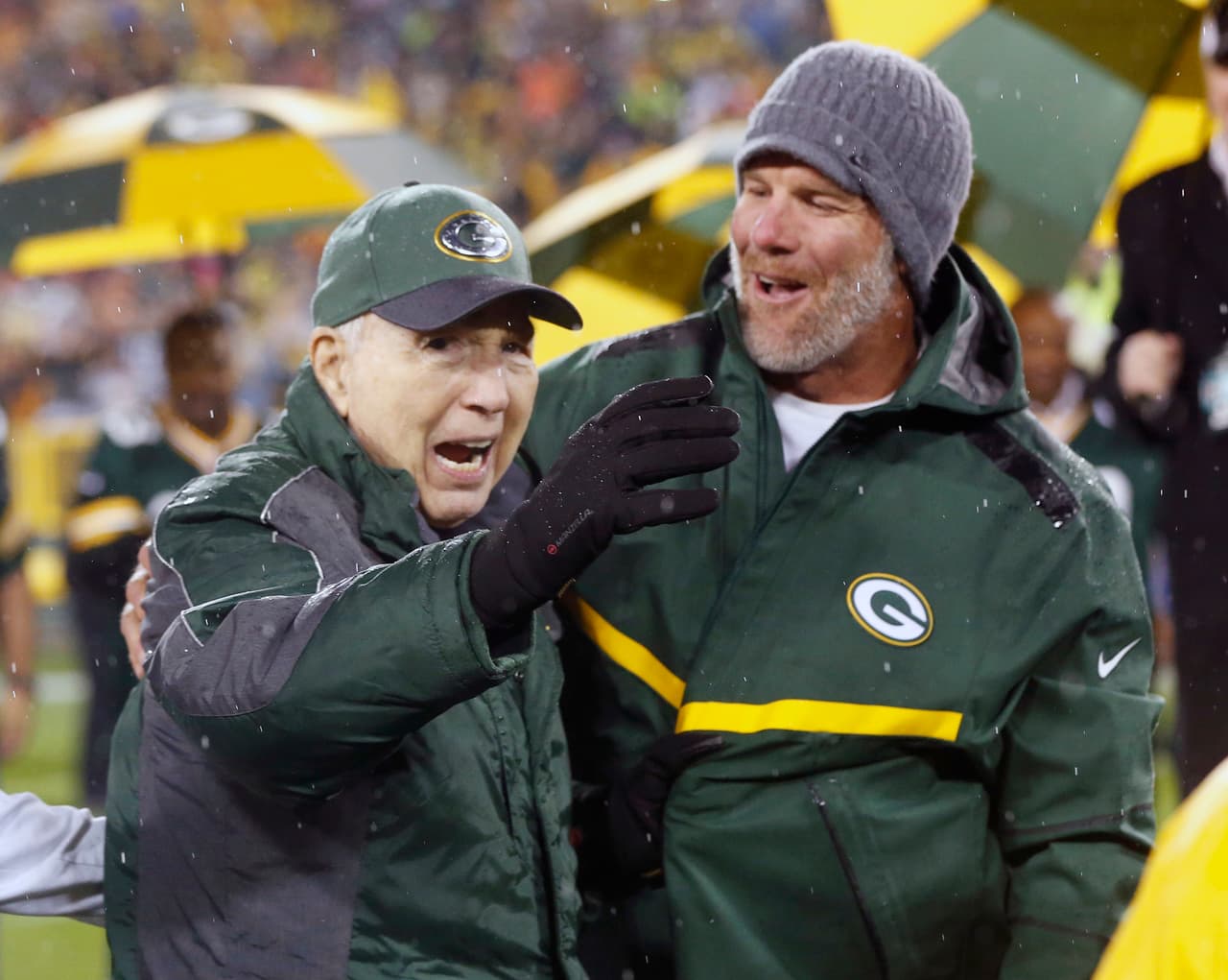 <b>Bart Starr</b>, el caballeroso quarterback y pieza clave de los poderosos equipos de los 
<b>Green Bay Packers</b> dirigidos por 
<b>Vince Lombardi</b> en la década de 1960s y cuya escabullida le valió el triunfo en el famoso “Ice Bowl” de 1967, 
<a href="https://www.univision.com/deportes/mas-deportes/fallece-una-leyenda-de-green-bay-packers-y-miembro-del-salon-de-la-fama" target="_blank">murió el domingo. Tenía 85 años. </a>