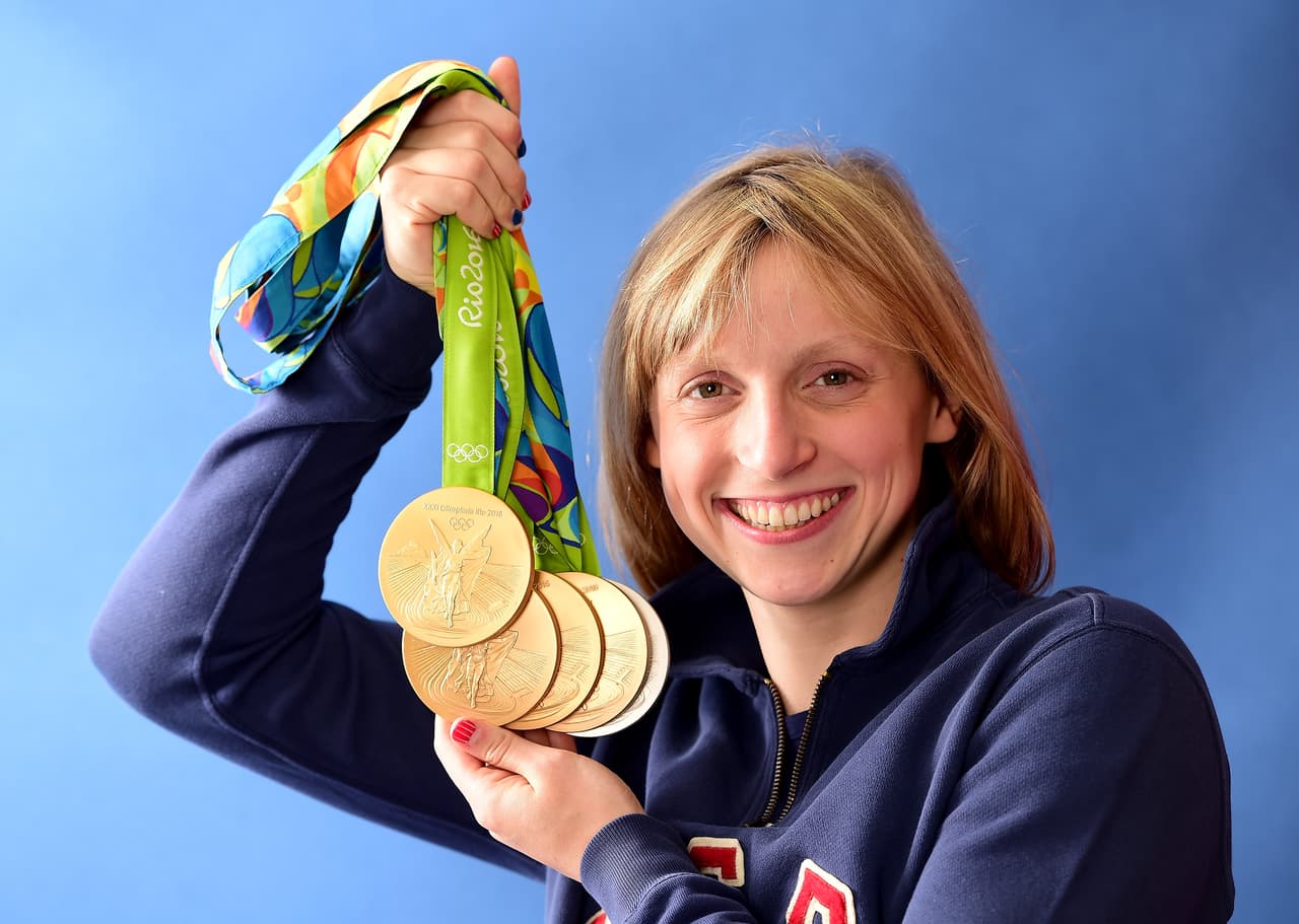 Katie Ledecky (Estados Unidos) - la nadadora Olímpica, cinco veces medallista de oro y una de plata, ha declarado en varias oportunidades la importancia que tiene la religión católica en su vida. Antes de cada competencia reza y una de las oraciones preferidas es el Ave María.