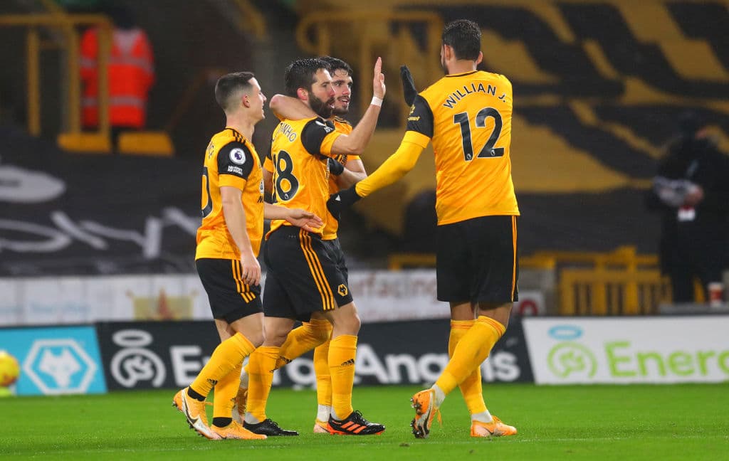 Pépé (32’) adelantó a los de Arteta, pero la ventaja duró poco; Neves (45+5’) emparejó los cartones desde los once pasos; David Luiz (45´3’) saldría explusado. Iniciando la parte complementaria, Moutinho (49’) marcó para darle vuelta al marcador. Leno (72’) dejó al Arsenal con nueve hombres. Los Wolves recibirán al Leicester City y Arsenal visitará a Aston Villa en la siguiente jornada de la Premier League.