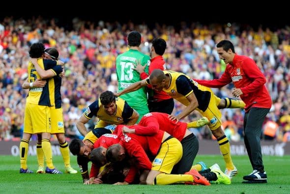 El Atlético dejó escapar el título una semana atrás en Málaga y tuvo que sufrir para conseguirlo en Barcelona.