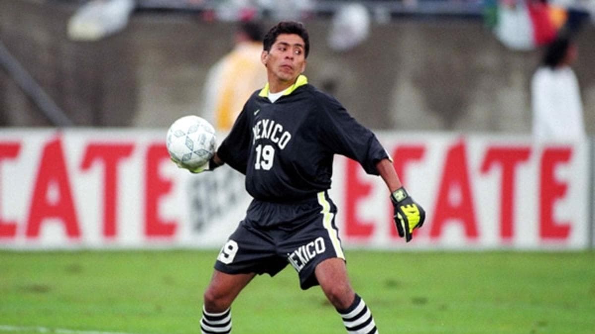 El histórico guardameta azteca también utilizó el 19 con la Selección Mexicana.