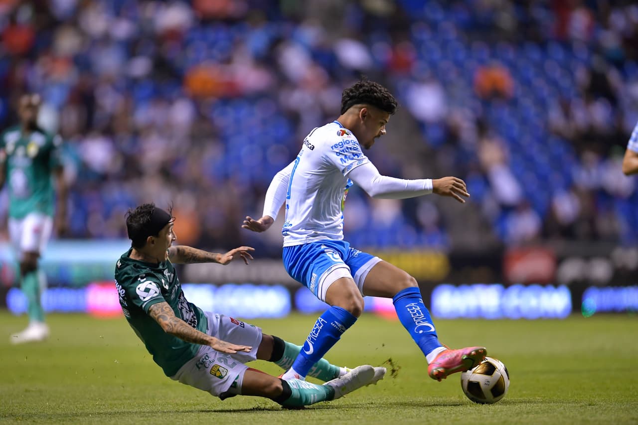 Puebla consigue la primer derrota de la Liguilla luego de remontar al León 2-1 gracias a las anotaciones de Pablo Parra y Maximiliano Araujo.