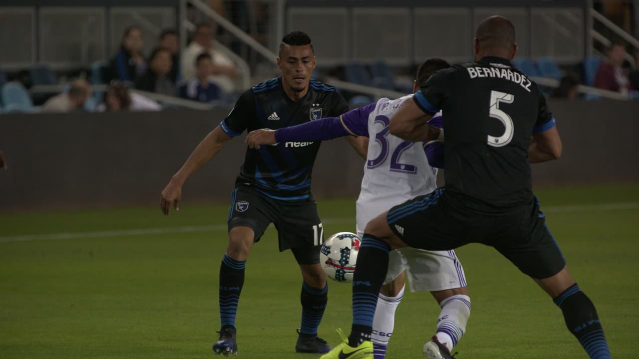 Recio quitando, hábil pasando el balón, el salvadoreño no da una bola por perdida