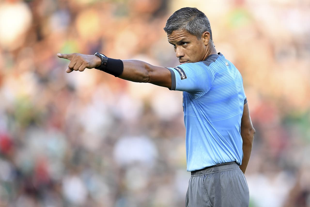 El árbitro panameño John Pitti se encargó de impartir justicia en el juego entre México y Cuba, teniendo en cuenta que en la Copa Oro no hay VAR.