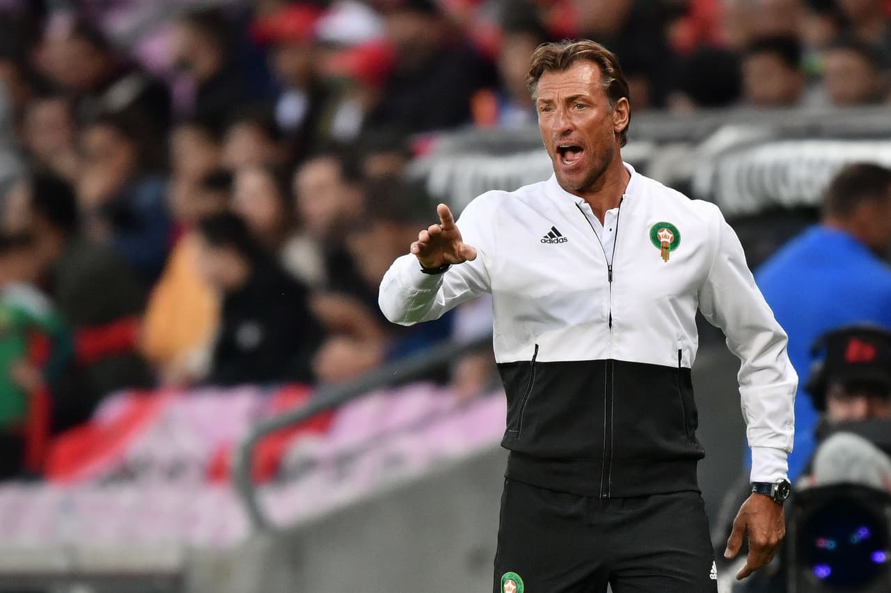 En los banquillos, se le nota muy enérgico para transmitir eso a los jugadores.