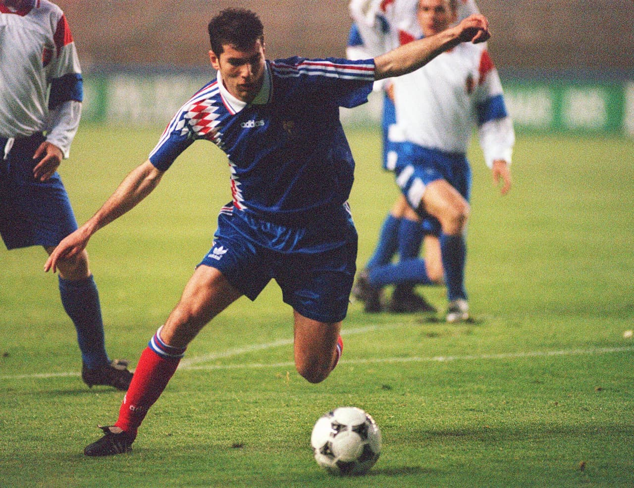 'Zizou' debutó con 'Les Bleus' en agosto de 1994 tomando la camiseta número diez que pertenecía a Eric Cantona.