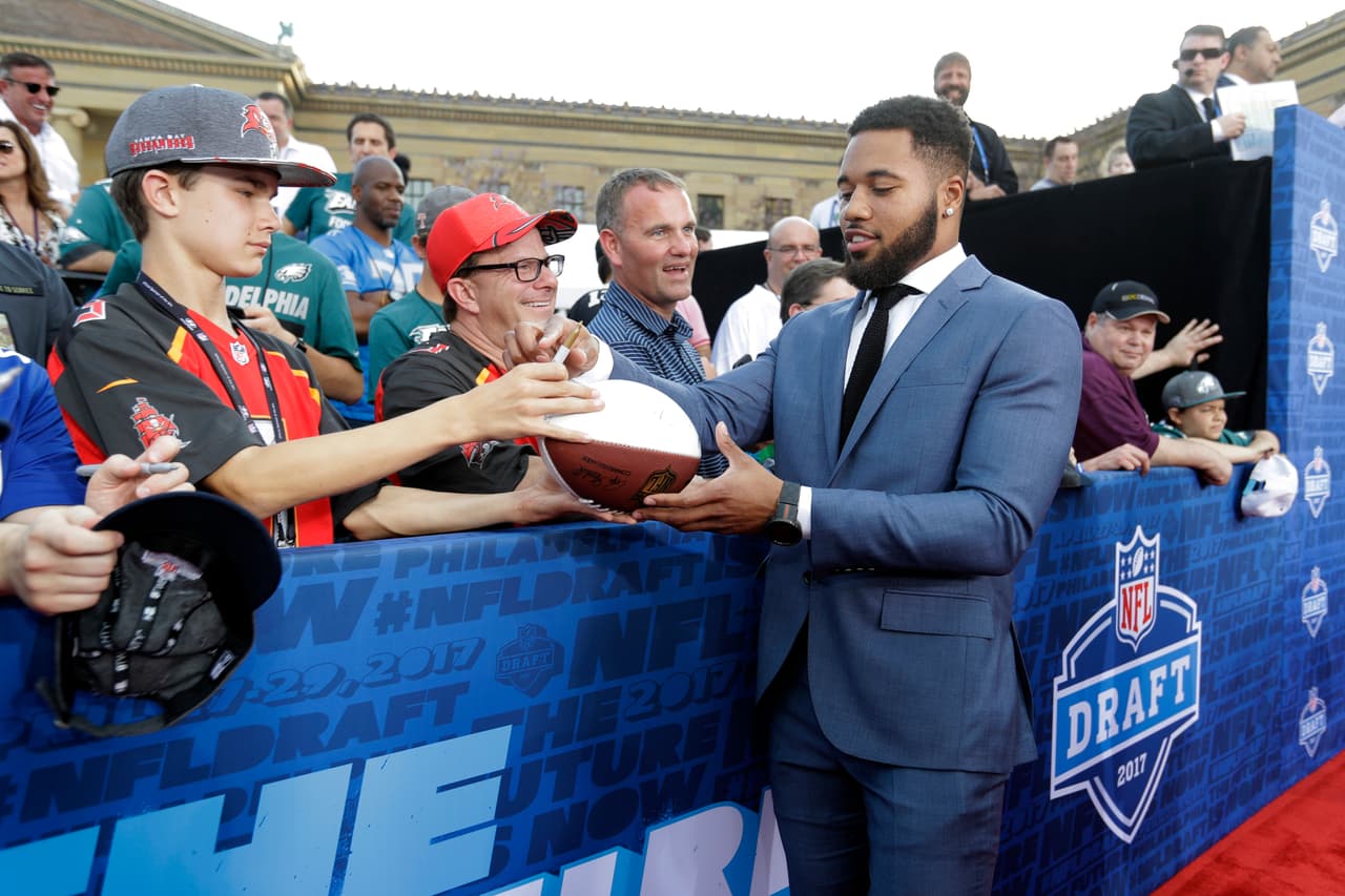 Marshon Lattimore de Ohio State firmando autógrafos al llegar a la primera ronda del Draft 2017 de la NFL en Filadelfia.