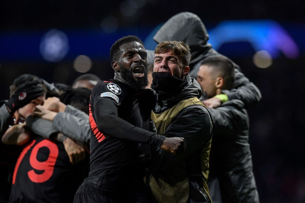 Milan le pega al Atlético de Madrid 1-0 gracias a la anotacion de Junior Messias al minuto 87, Borussia Dortumd cae con el Sporting CP 3-1 y se depiden la UEFA Champions League y el RB Leipzig pasa por encima del Club Brugge con un marcador de 0-5.