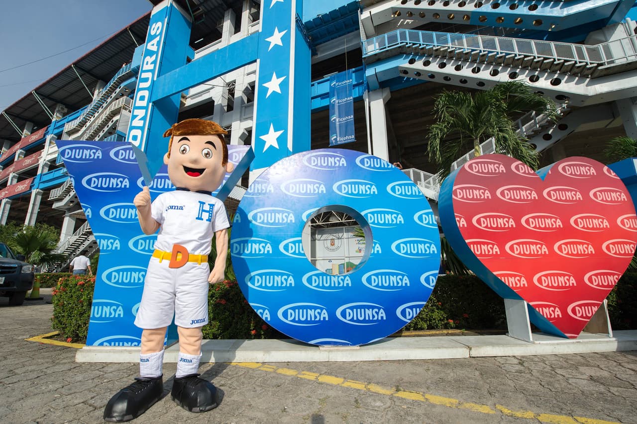 La afición hondureña hizo su parte llenando el Olímpico Metropolitano con banderas, disfraces, trajes típicos y mucha pasión para apoyar a su selección en contra de México.