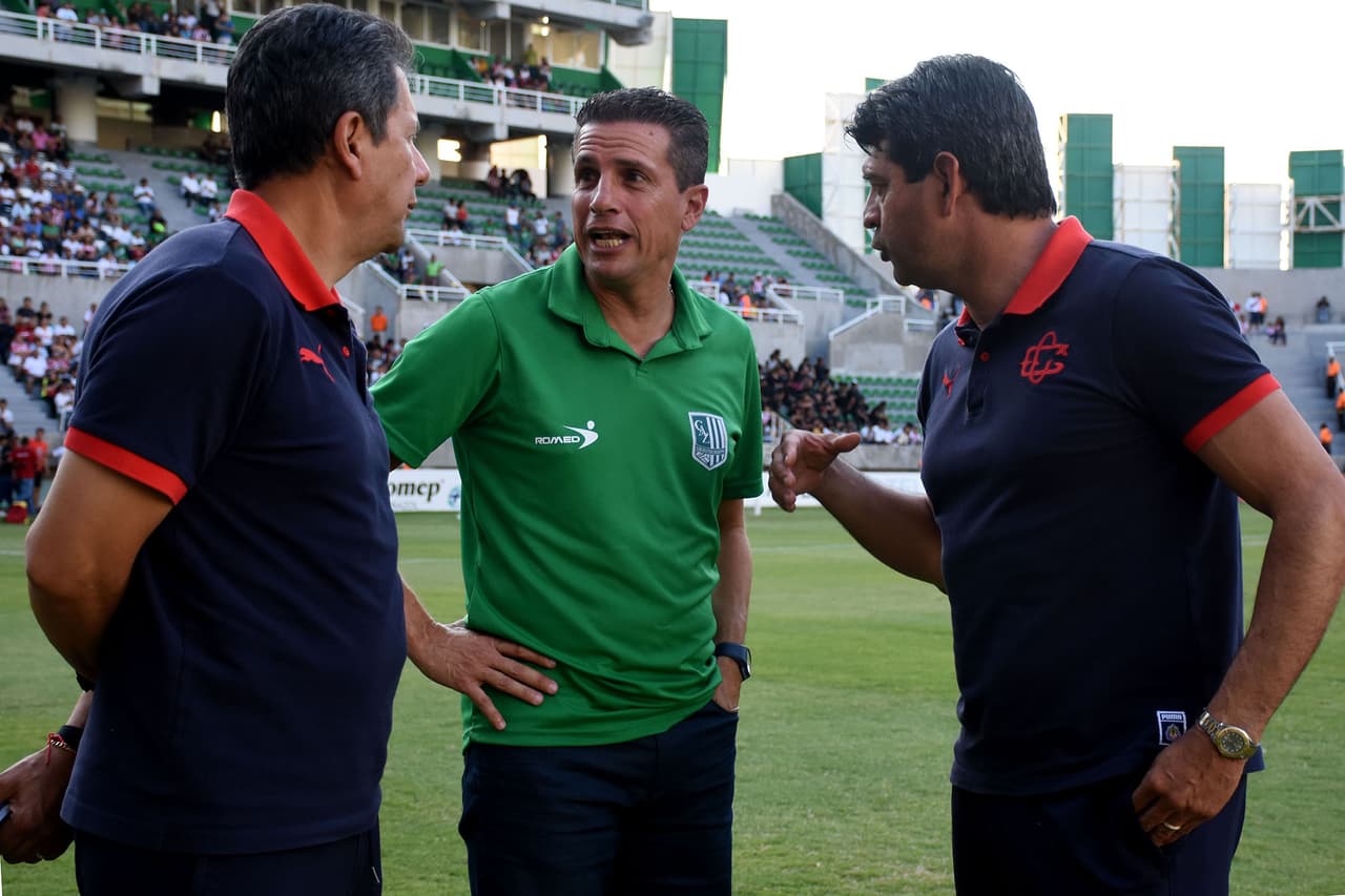 Ricardo Valiño director técnico de Atlético Zacatepec (centro) y José Saturnino Cardozo director técnico de Chivas (derecha) antes del juego de preparación.