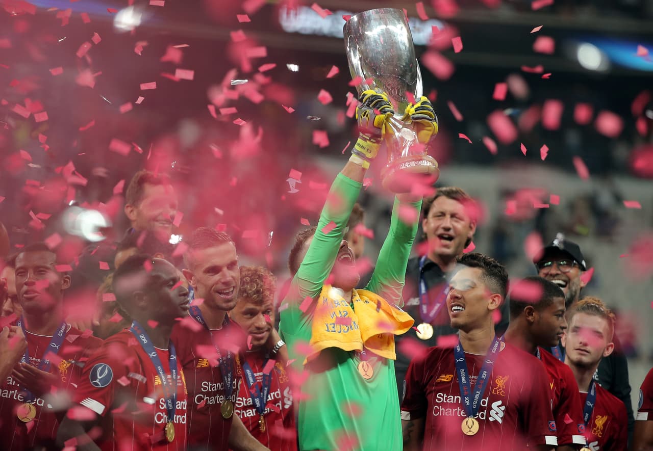 Adrián San Miguel se convirtió en el héroe del Liverpool al atajar el penal decisivo en la victoria sobre el Chelsea.