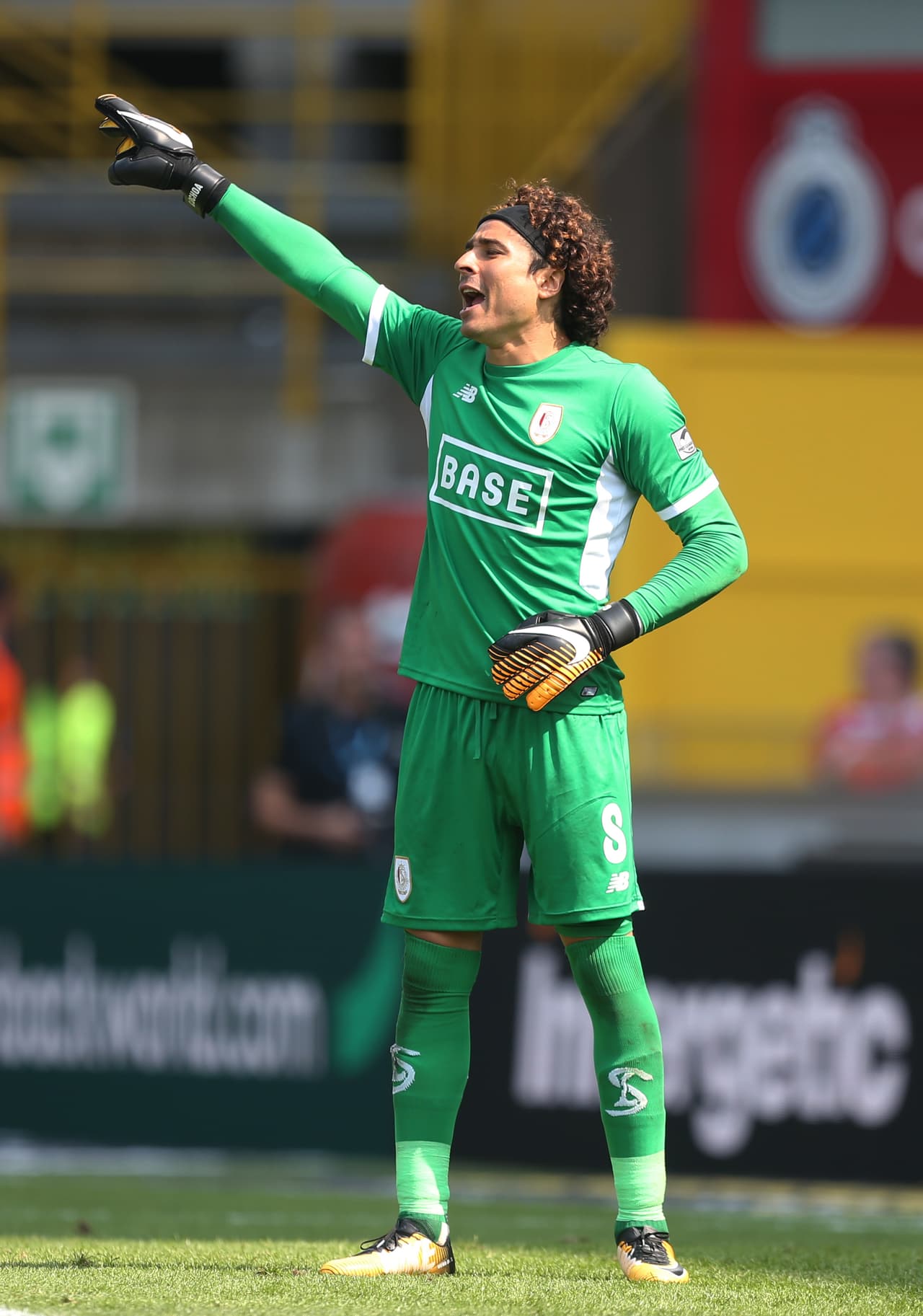 Domingo 10 de septiembre - 12:00 p.m.ET/11:00 a.m.CT/8:00 a.m.PT: el Standard de Lieja, donde milita Guillermo Ochoa, suma 3 partidos perdidos. Apenas tiene 4 puntos y el portero mexicano ha recibido 11 goles.