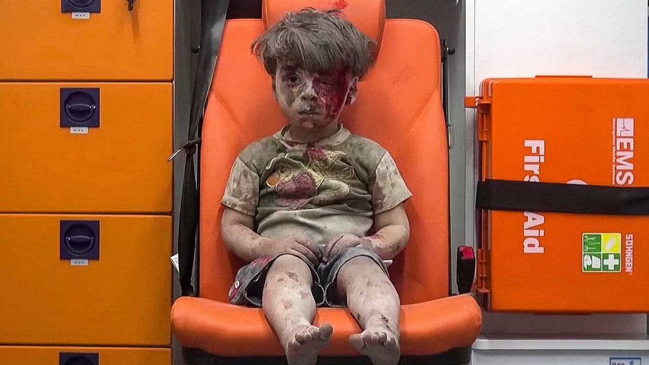 <b>El niño de Alepo.</b> Un pequeño es rescatado de los escombros de un edificio derribado en un bombardeo aéreo sobre Alepo, Siria. La imagen de este niño sobreviviente de la guerra civil de su país es la más emblemática en la cobertura de este conflicto. 17 de agosto de 2016.