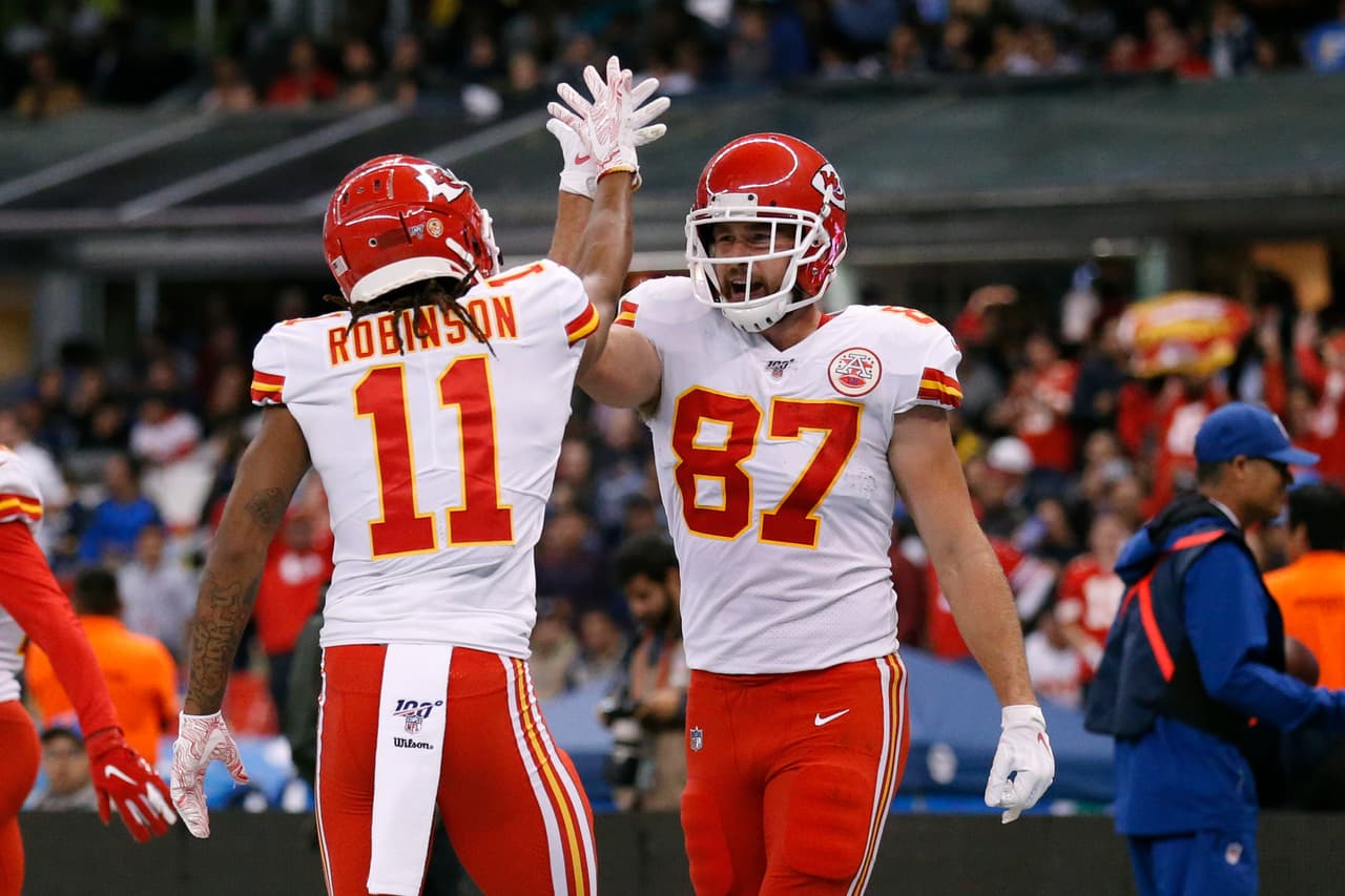 Travis Kelce y Demarcus Robinson celebran el touchdown de los Kansas City Chiefs.