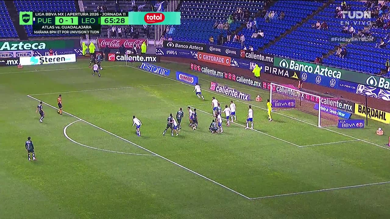 ¡CERCA! Daniel Arcila disparó que se estrella en el poste.