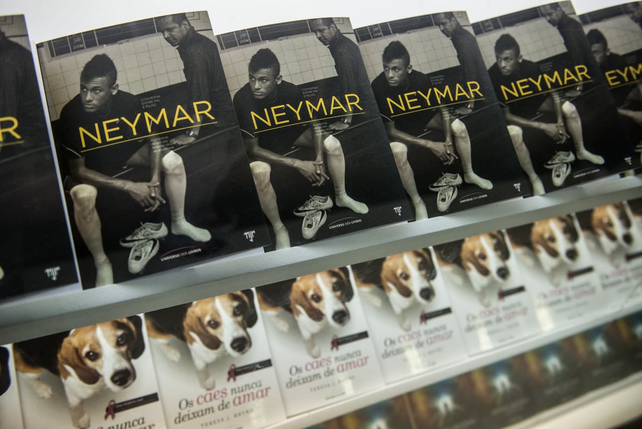 Hasta se han escrito libros con la vida de Neymar, cuya vida se ha convertido en un objetivo comercial.