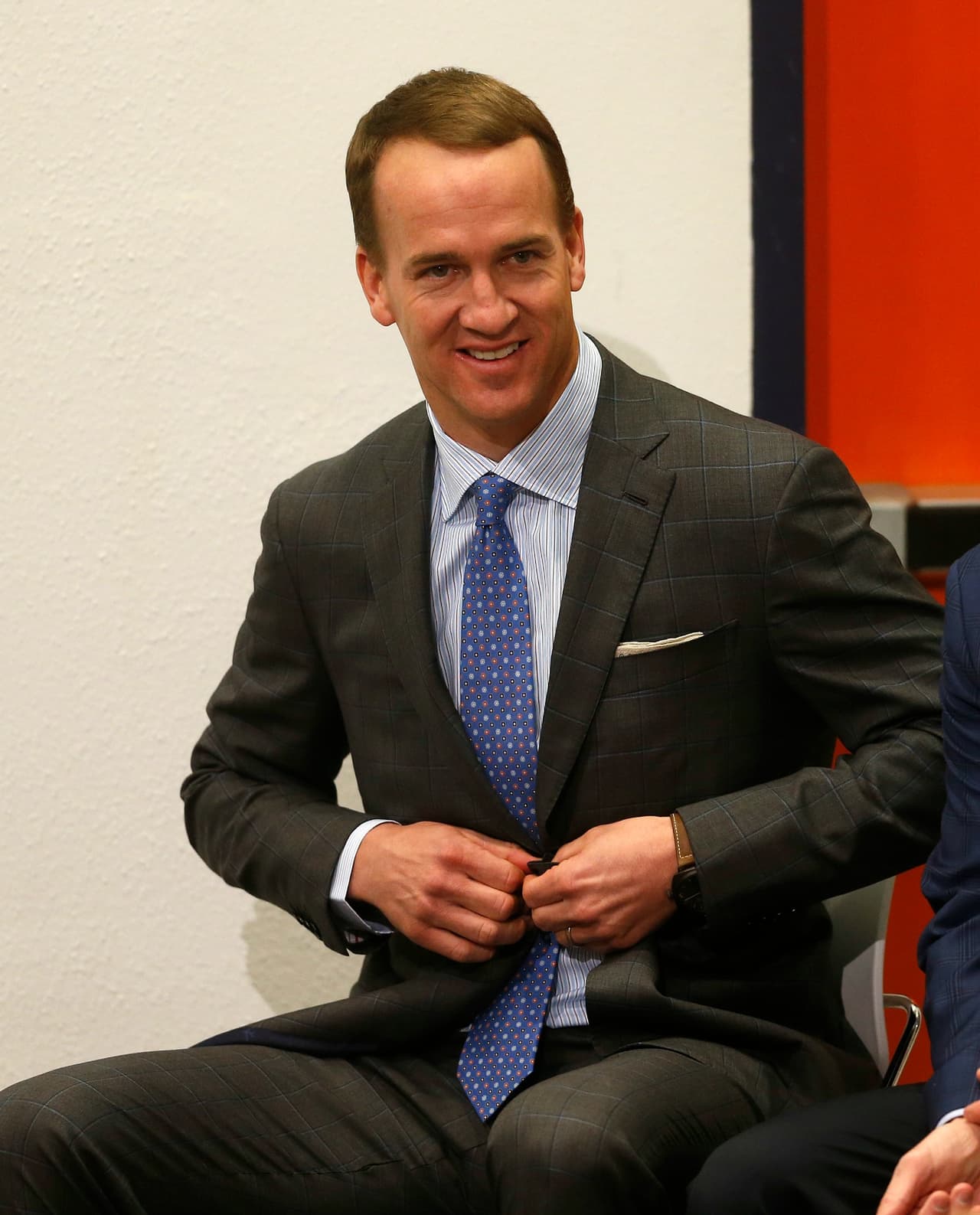 Antes de hablar, Peyton Manning escuchó atentamente al presidente de los Broncos, Joe Ellis, a John Elway y a Gary Kubiak.