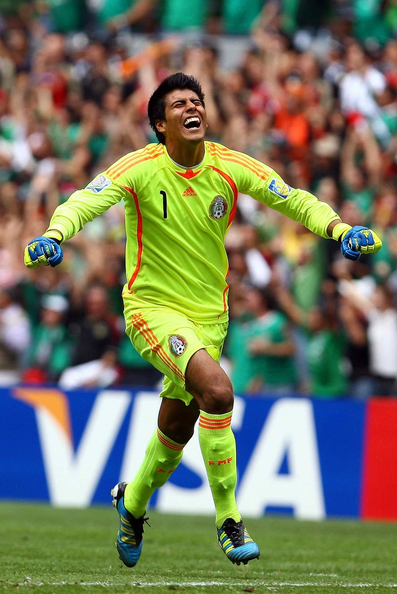 Su corpulencia física y buenos reflejos hacían pensar que sería material para Sub-20 y Sub-23.