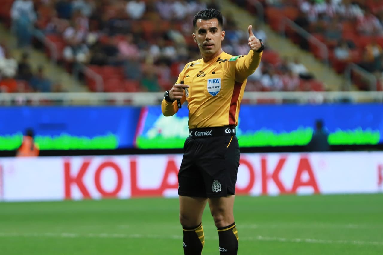 El árbitro Adonai Escobedo González anuló por la clara falta el gol de Cavallini luego de revisar en el VAR.