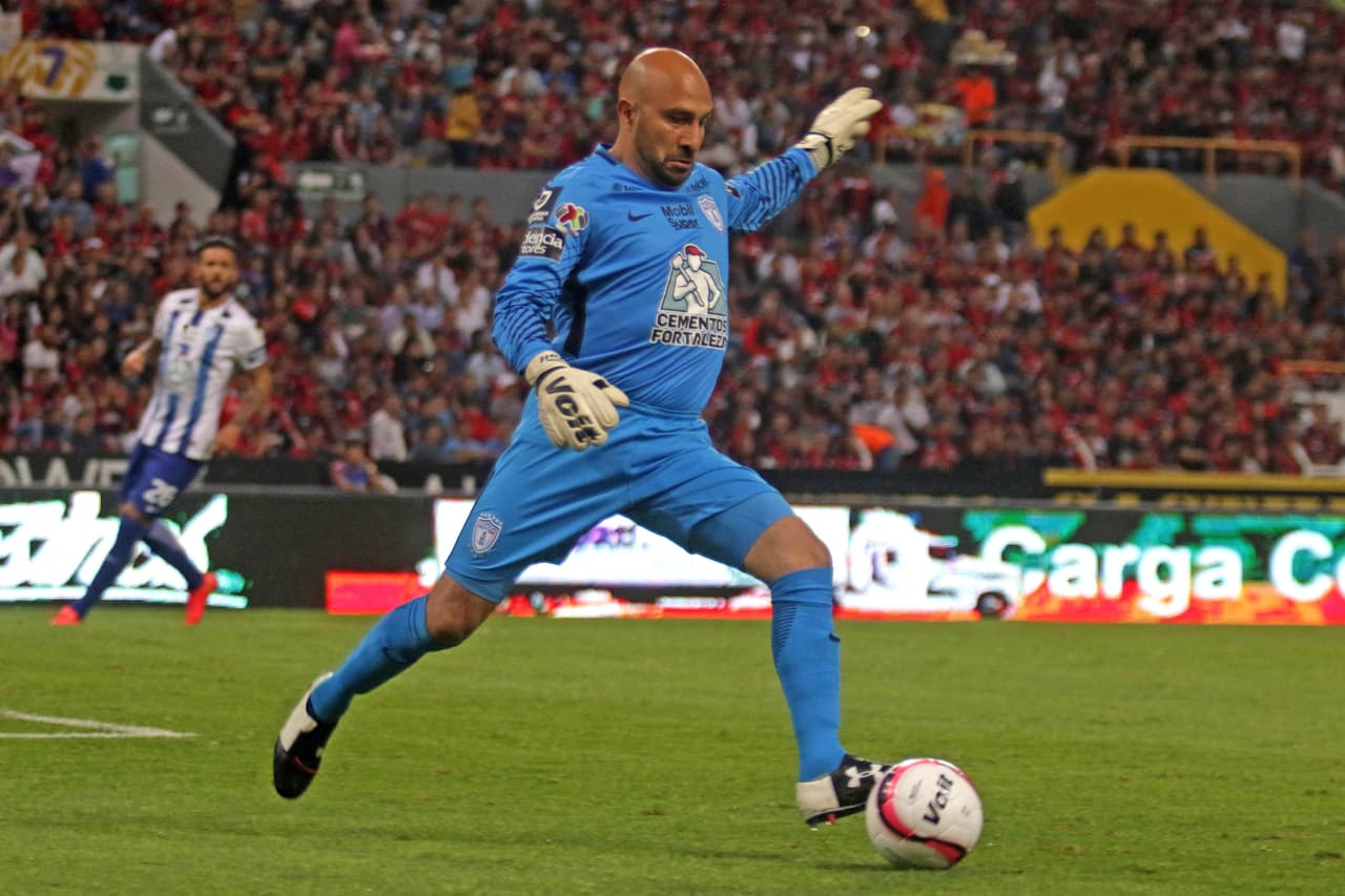 A la espera del Mundial de Clubes, uno de los rumores más fuertes es la salida de Óscar Pérez de Pachuca. El arquero anunció que aún no se retira y podría recalar en Cruz Azul.