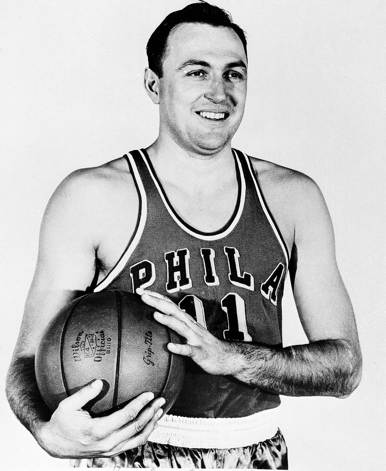 <b>4) Paul Arizin</b>. Le llamaban 'Pitchin Paul' a Arizin, fue campeón con los entonces Philadelphia Warriors en 1956 y militó en el equipo de 1950 a 1962, nombrado uno de los 50 mejores jugadores de la historia de la NBA. Es el cuarto lugar histórico de la franquicia en partidos jugados (713), tercero en minutos (24,897), líder en tiros libres encestados (5010), quinto en rebotes (6129) y cuarto en puntos (16,266).