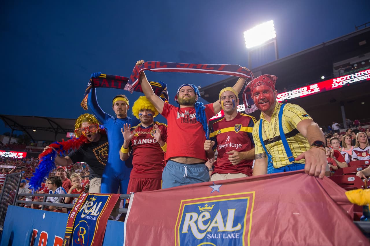 Algunos aficionados visitantes también se hicieron sentir